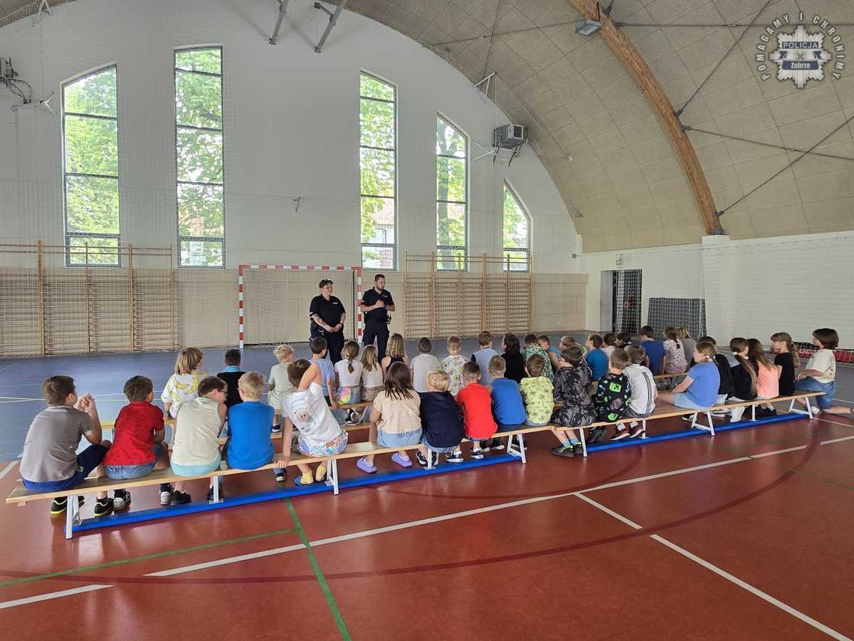 Zabrzański dzielnicowy edukował uczniów o bezpieczeństwie i cyberzagrożeniach