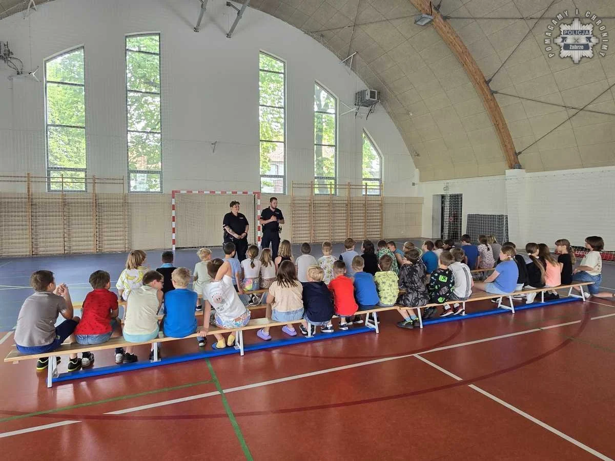 Zabrzański dzielnicowy edukował uczniów o bezpieczeństwie i cyberzagrożeniach