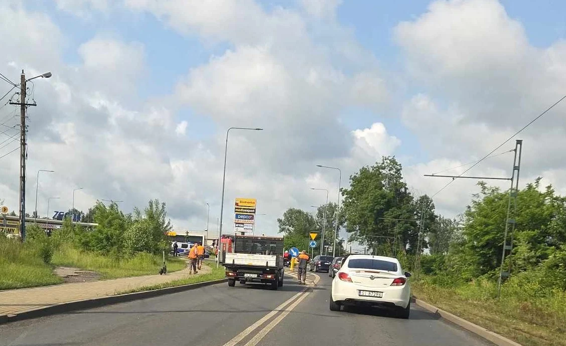 Kolizja przy Parku Handlowym Zgoda! Samochód uderzył w latarnię [FILM]