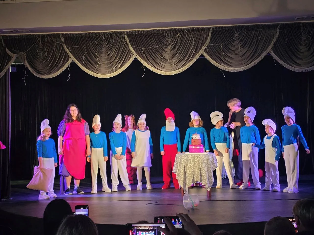 "Smerfy" na scenie! Teatralny debiut Młodszaków zachwycił widzów [ZDJĘCIA]