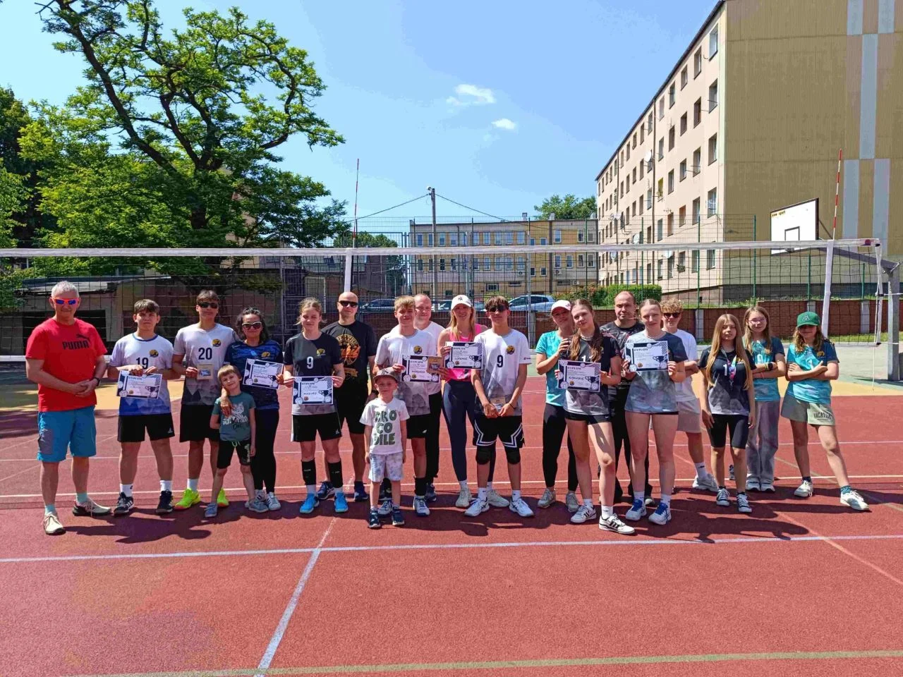 Zmagania pod siatką: świętochłowiczanie wzięli udział w Rodzinnym Turnieju Dwójek