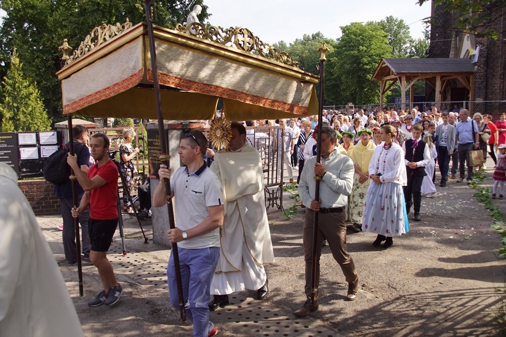 Ulicami miasta przejdą wierni! Boże Ciało w Świętochłowicach – trasy i godziny procesji