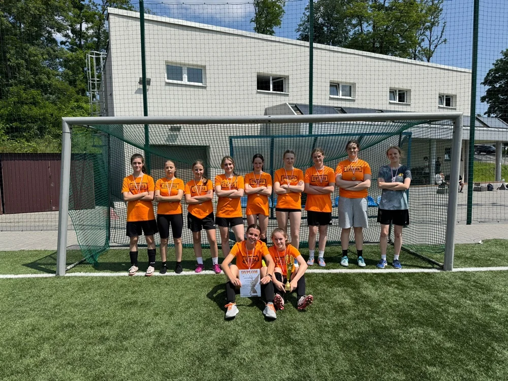 Brązowe medalistki z SP2! Świętochłowickie piłkarki z sukcesem na wojewódzkim finale