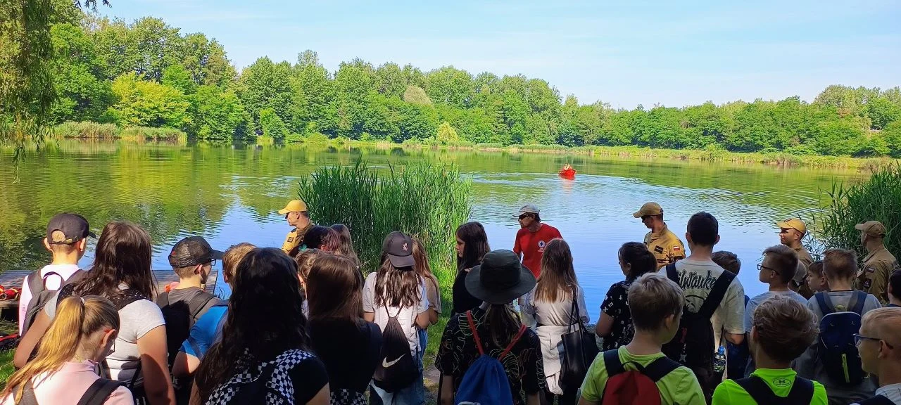 Przedsięwzięcie "Bezpieczne wakacje" - służby mundurowe edukowały uczniów