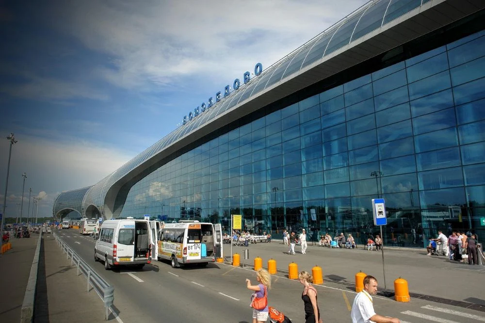 Jakie są zalety korzystania z parkingu przy lotnisku w Krakowie? 