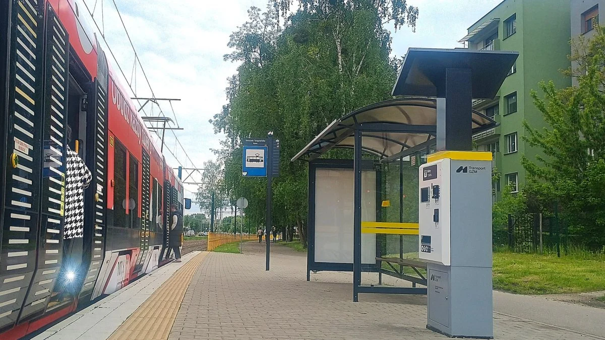 Pierwsze solarne biletomaty włączone do systemu Transport GZM. Docelowo będzie ich aż 132!