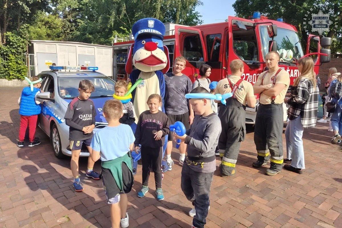 Dzielnicowy z chorzowskiej „jedynki” na „Festynie u Czempielaków” w SP nr 32