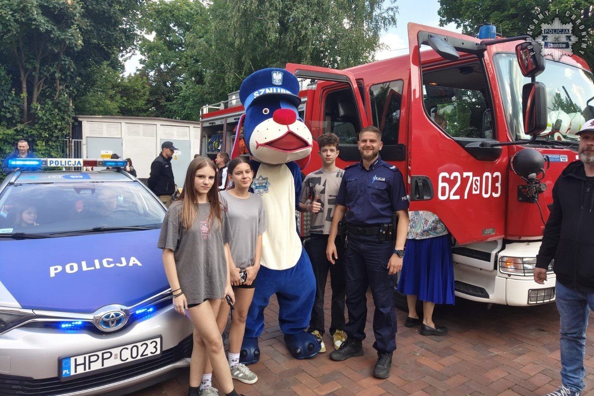 Dzielnicowy z chorzowskiej „jedynki” na „Festynie u Czempielaków” w SP nr 32
