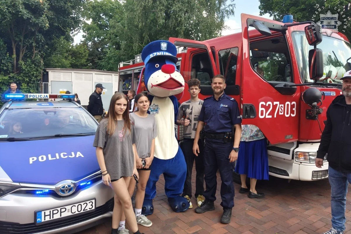Dzielnicowy z chorzowskiej „jedynki” na „Festynie u Czempielaków” w SP nr 32
