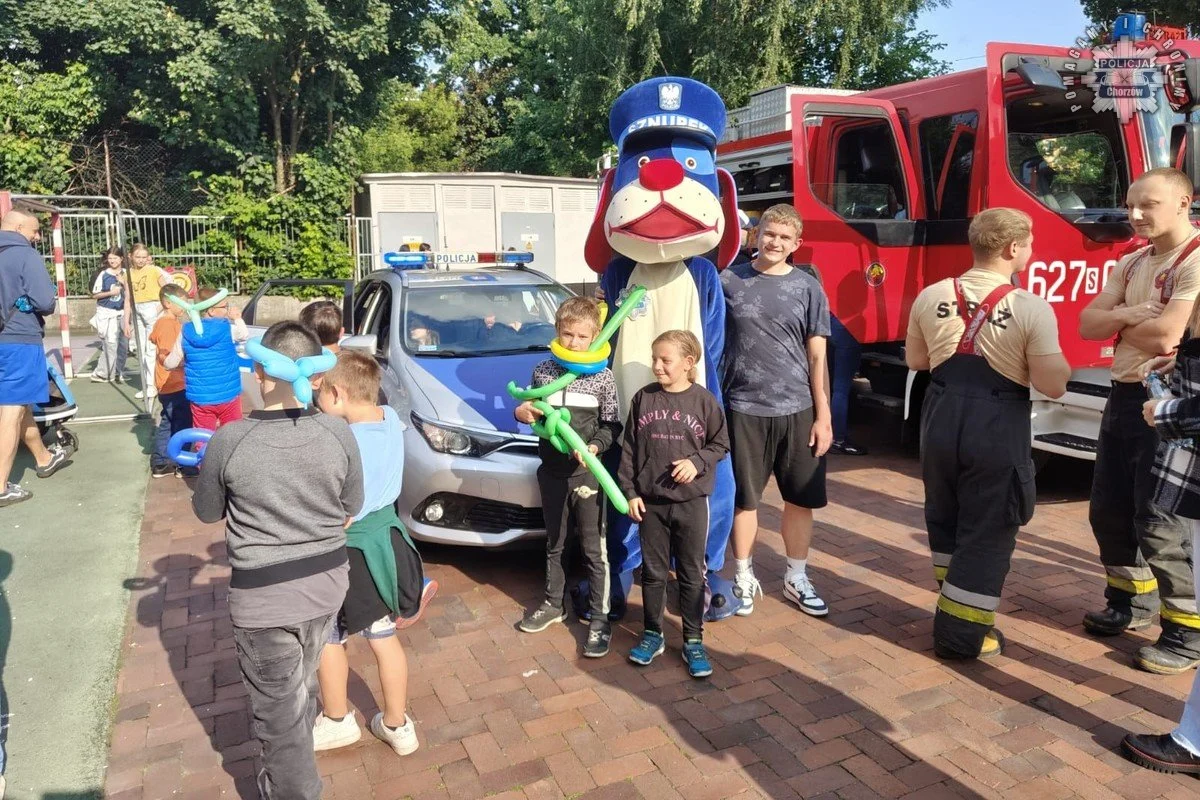 Dzielnicowy z chorzowskiej „jedynki” na „Festynie u Czempielaków” w SP nr 32