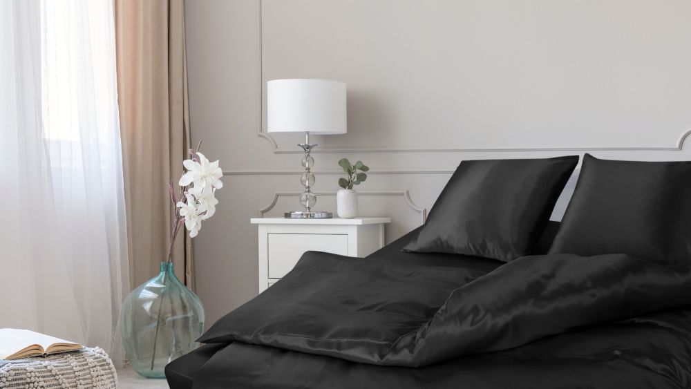 Jedwabna sypialnia - jak urządzić eleganckie i relaksujące wnętrze?