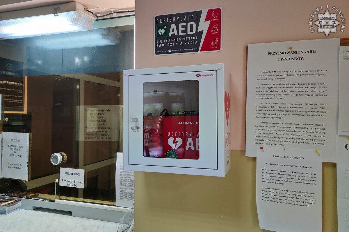 Nowy defibrylator na Komisariacie II w Chorzowie – ratuje życie i jest ogólnodostępny