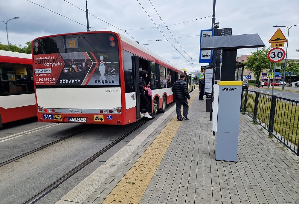 Pierwsze solarne biletomaty uruchomione w GZM