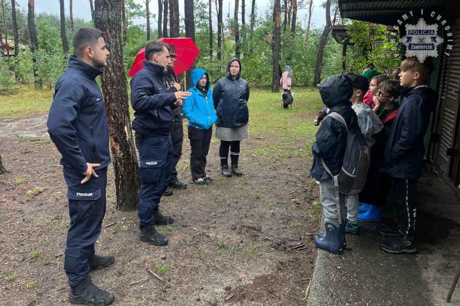 Policjanci sprawdzają obozowiska podczas ulewnych deszczy