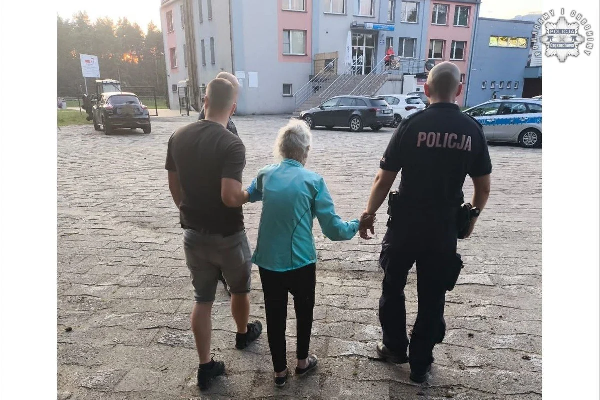 Zaginiona seniorka odnaleziona w lesie – policjanci uratowali życie
