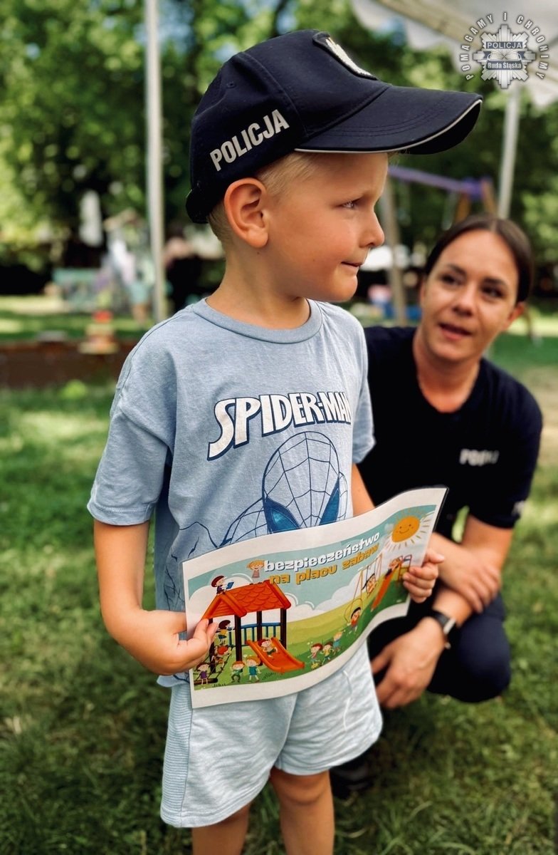 Wakacje bezpieczne i radosne – przedszkolaki z Nowego Bytomia spotkały się z policjantką