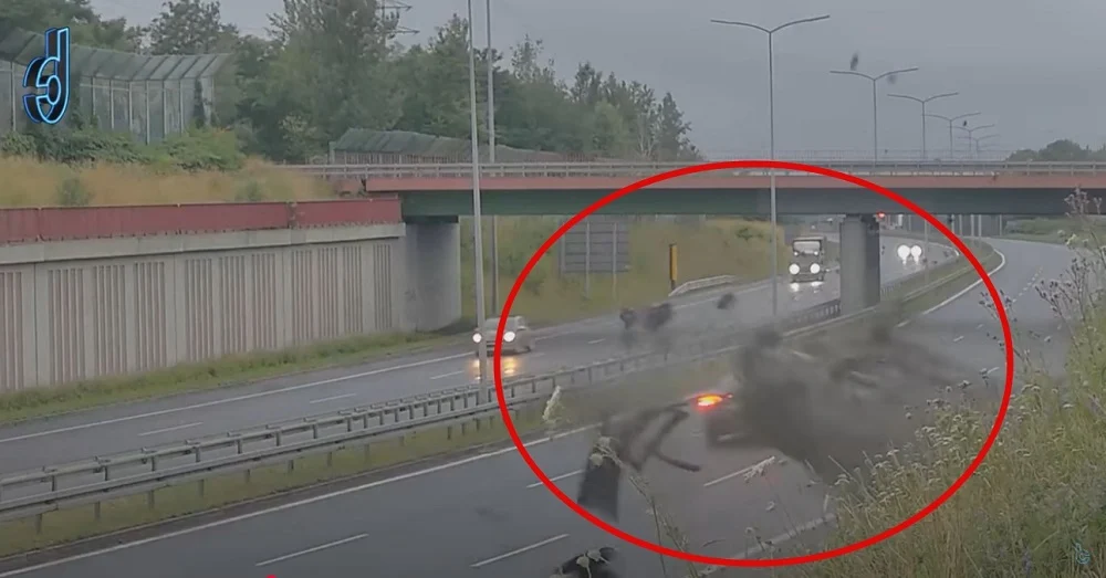 Groźne dachowanie na DTŚ w Rudzie Śląskiej. Toyota zrobiła salto i wylądowała na boku