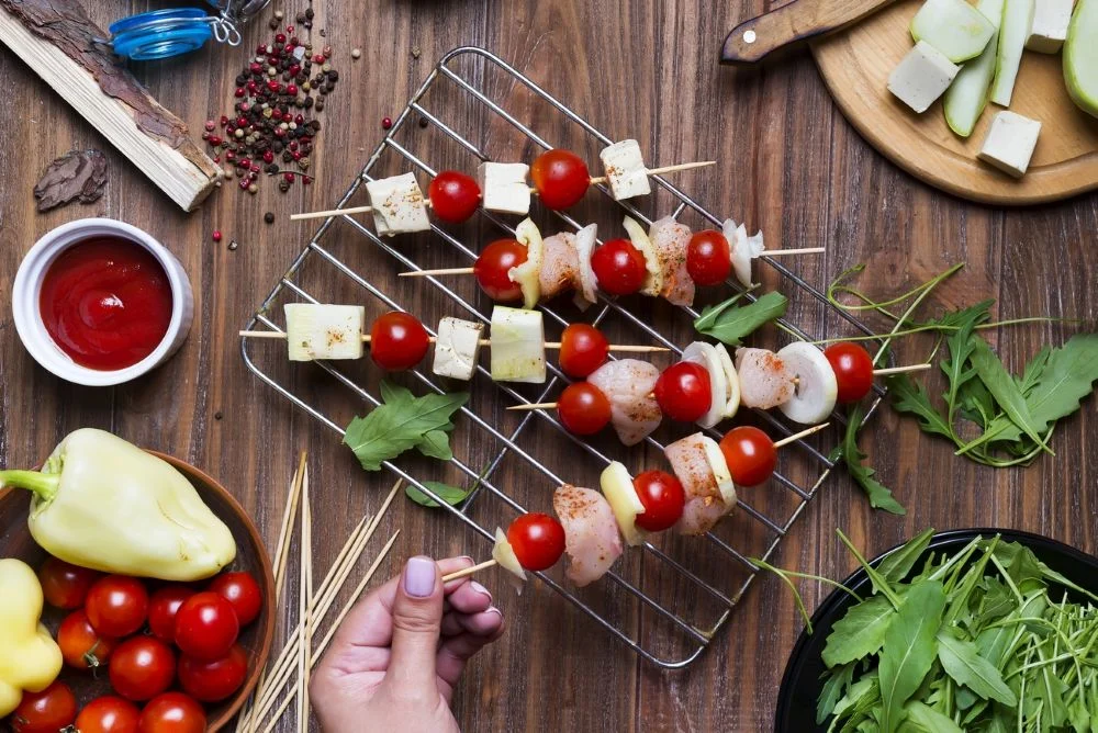 Szaszłyki na każdą okazję – przepisy dla początkujących i zaawansowanych