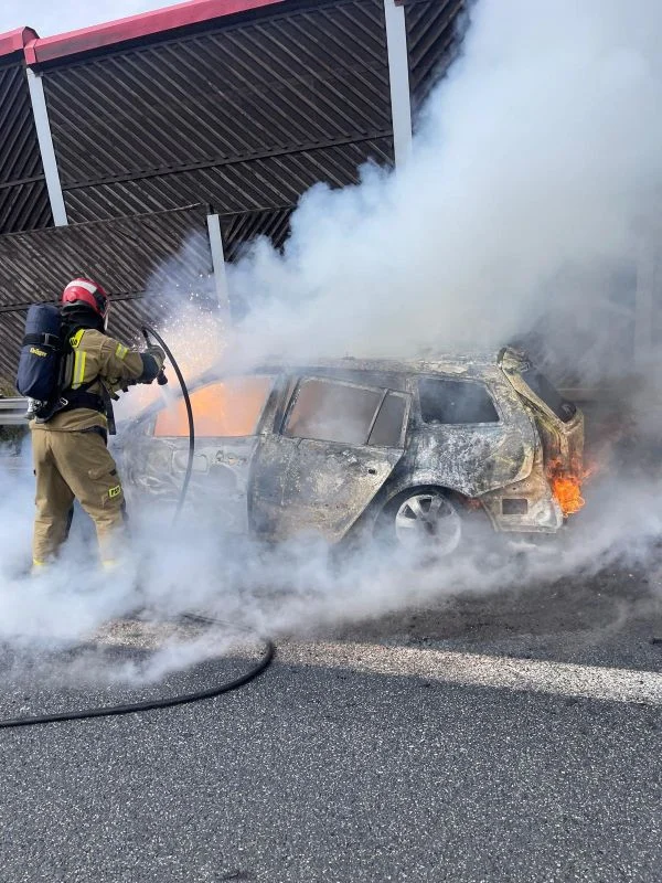 Groźny pożar samochodu na A4 w Rudzie Śląskiej. Utrudnienia w ruchu w kierunku Gliwic!