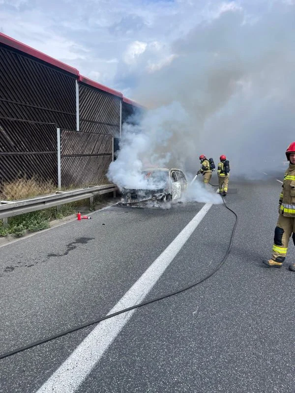 Groźny pożar samochodu na A4 w Rudzie Śląskiej. Utrudnienia w ruchu w kierunku Gliwic!