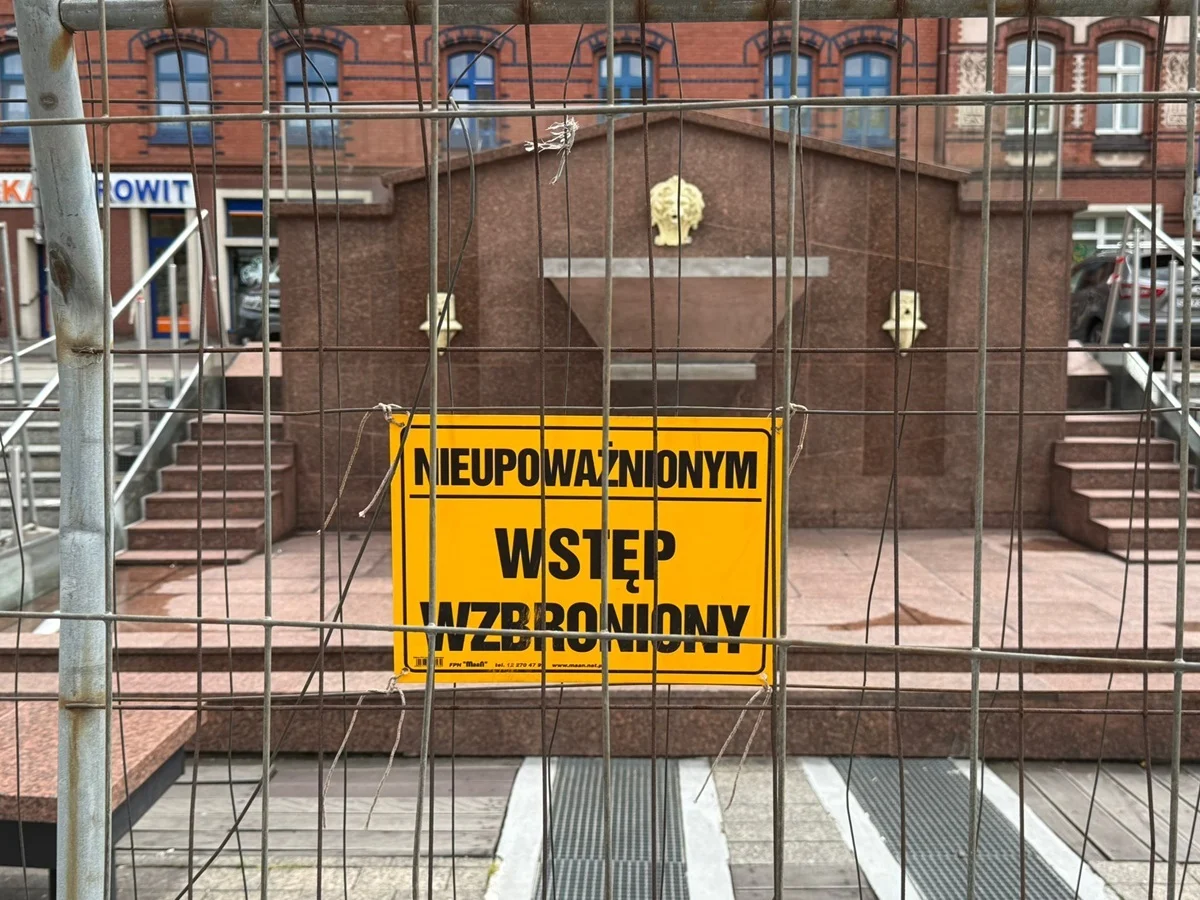 Trwa naprawa fontanny bocznej na Placu Jana Pawła II – mieszkańcy czekają na efekt