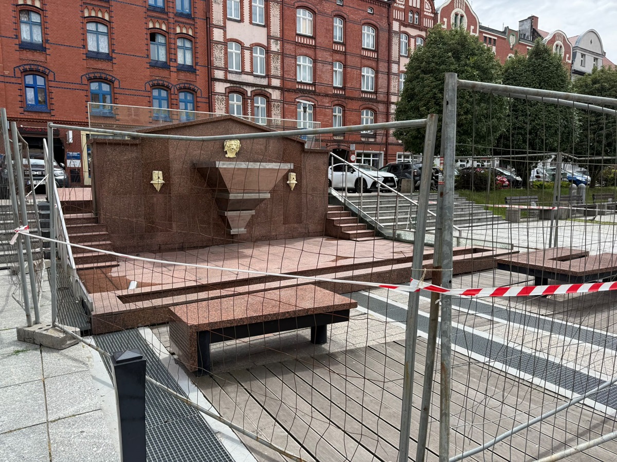 Trwa naprawa fontanny bocznej na Placu Jana Pawła II – mieszkańcy czekają na efekt