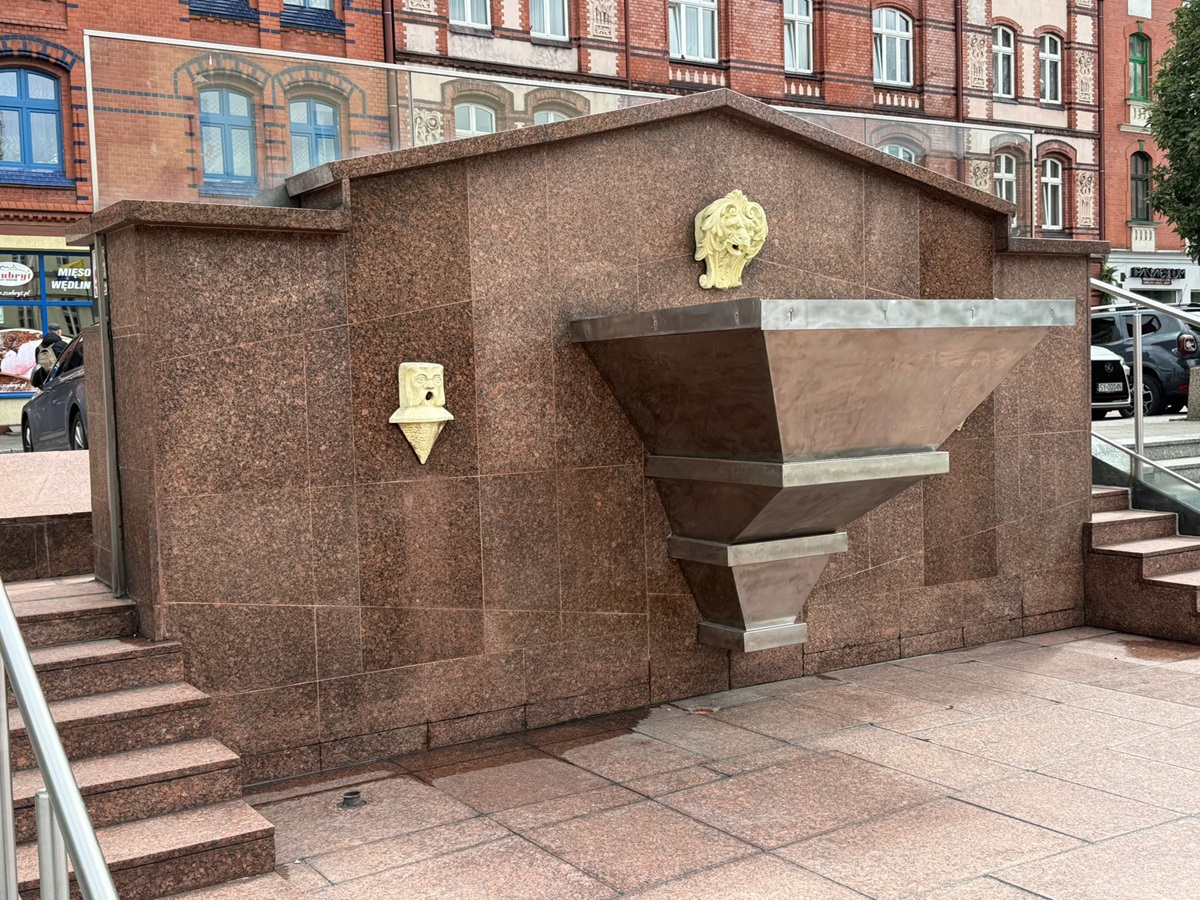 Trwa naprawa fontanny bocznej na Placu Jana Pawła II – mieszkańcy czekają na efekt