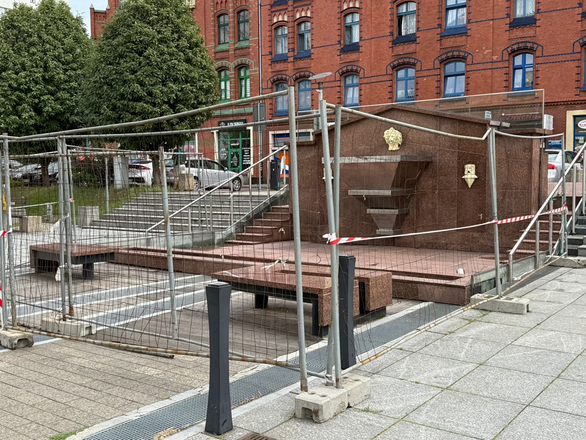 Trwa naprawa fontanny bocznej na Placu Jana Pawła II – mieszkańcy czekają na efekt