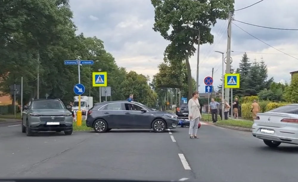 Kolizja na Halembie. Motorowerzysta uderzył w tył samochodu