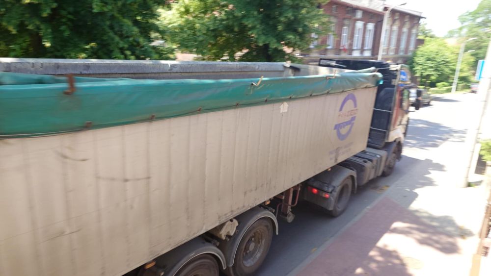 Ulica Starowiejska „rozjeżdżana” przez samochody ciężarowe. Urząd wyjaśnia