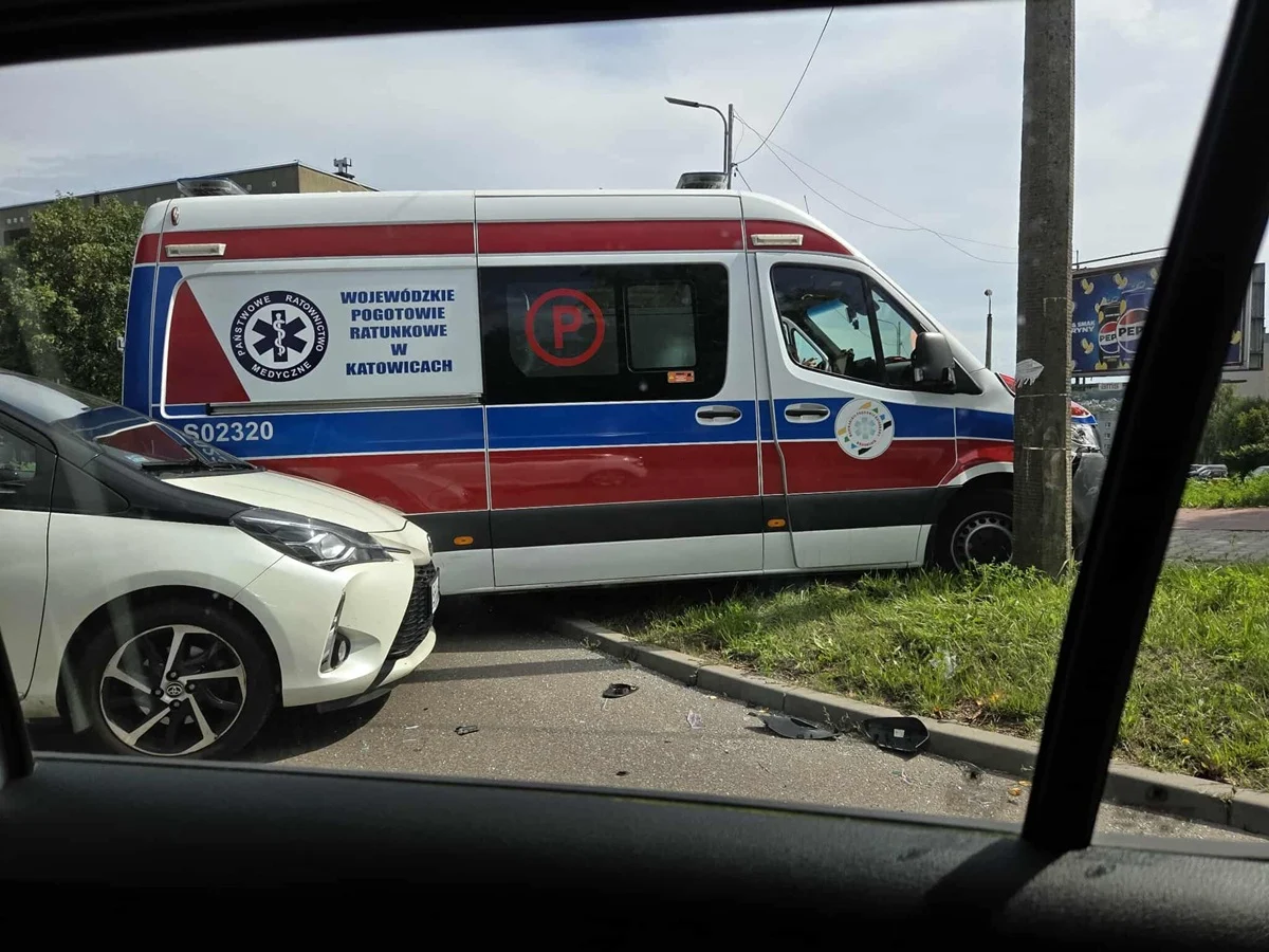 Kolizja ambulansu z samochodem osobowym w Rudzie Śląskiej