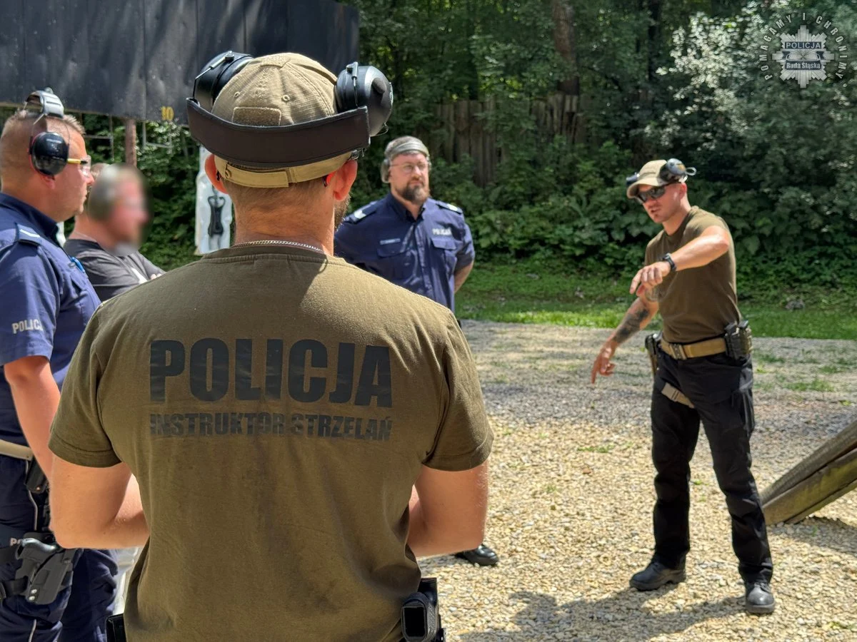 Rudzcy policjanci doskonalą umiejętności strzeleckie w trudnych warunkach