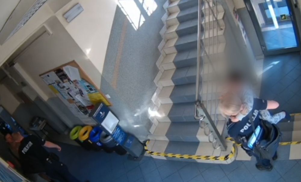 Zagubiony chłopiec bez butów na ulicy. Pszczyńscy funkcjonariusze ruszyli z pomocą