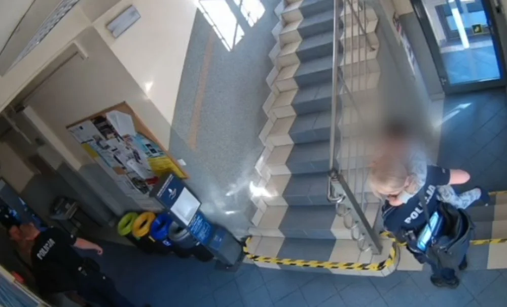 Zagubiony chłopiec bez butów na ulicy. Pszczyńscy funkcjonariusze ruszyli z pomocą