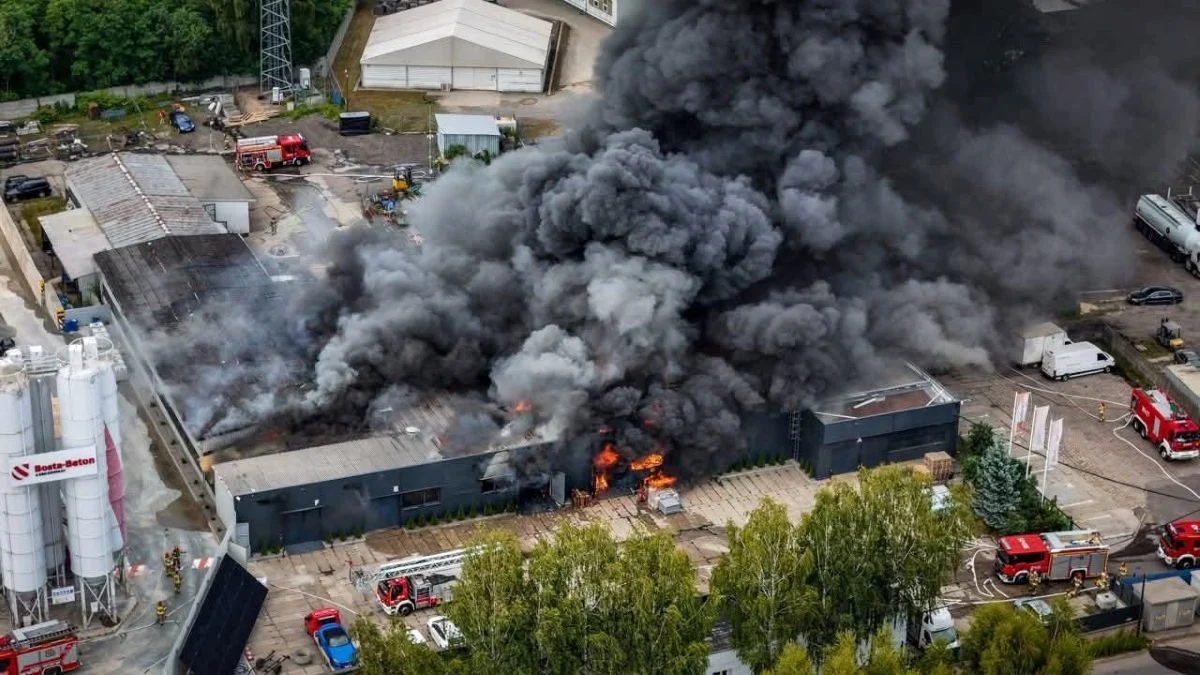 Pożar hali w Siemianowicach Śląskich - na miejscu pracuje 50 zastępów straży pożarnej! 