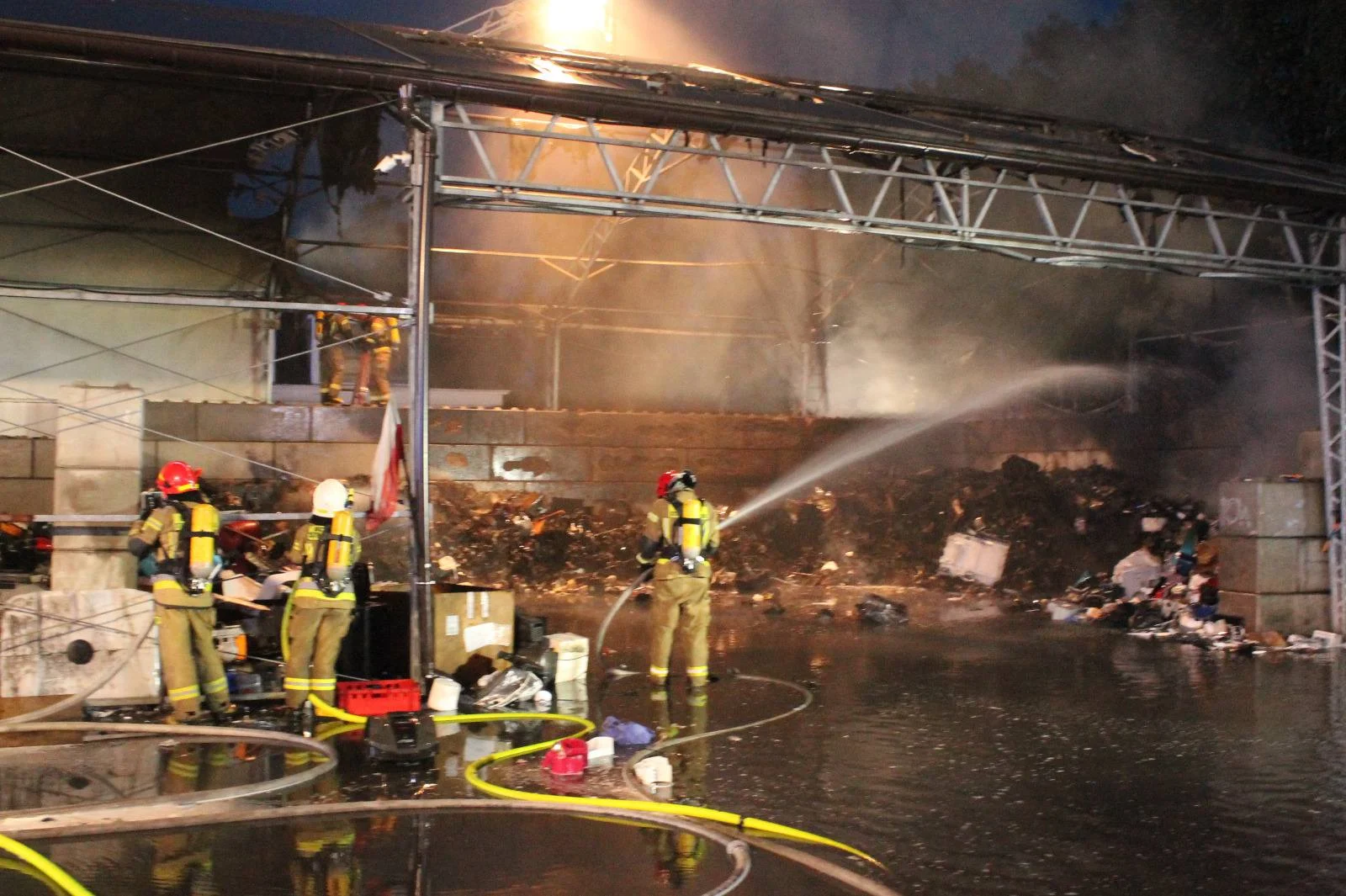 Pożar hali z elektroodpadami w Gliwicach. 69 strażaków walczyło z ogniem [FOTO]