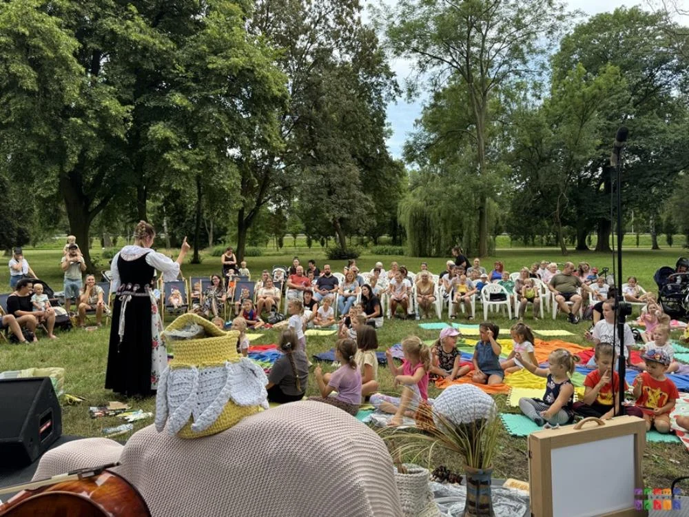 Śląska Bajarka i koncert pieśni w Pyskowicach – artystyczne wydarzenie w Parku Miejskim