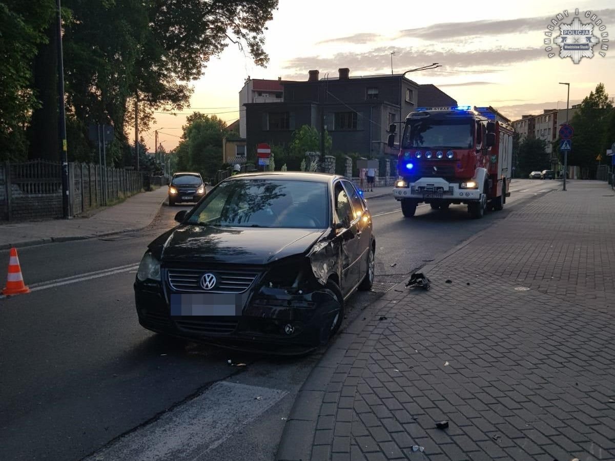 Kolizja w Radlinie: Skoda uderza w volkswagena, 100 metrów od miejsca wypadku