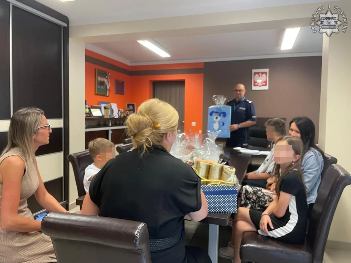 Babeczki, życzenia i policyjny motocykl – miła wizyta dzieci w wodzisławskiej komendzie