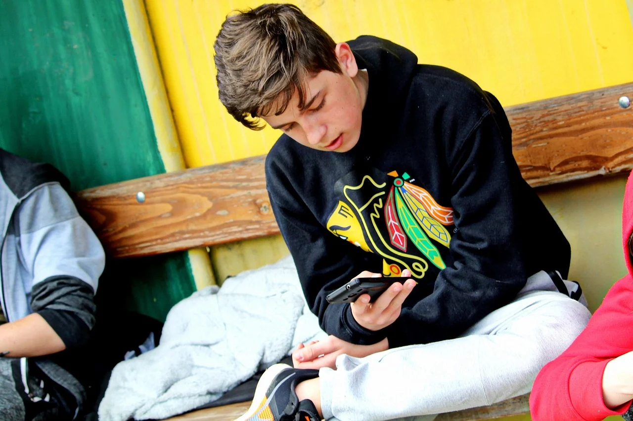 Hejt, grooming, uzależnienie – co każdy nastolatek powinien wiedzieć o Internecie