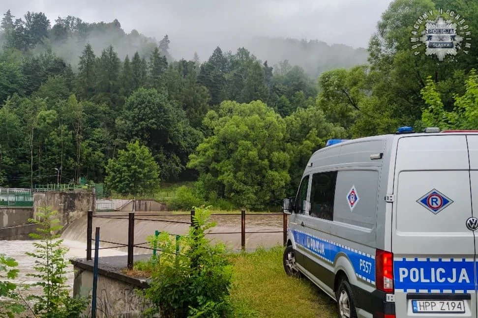 Śląscy policjanci w pełnej gotowości na intensywne opady – monitorowanie sytuacji