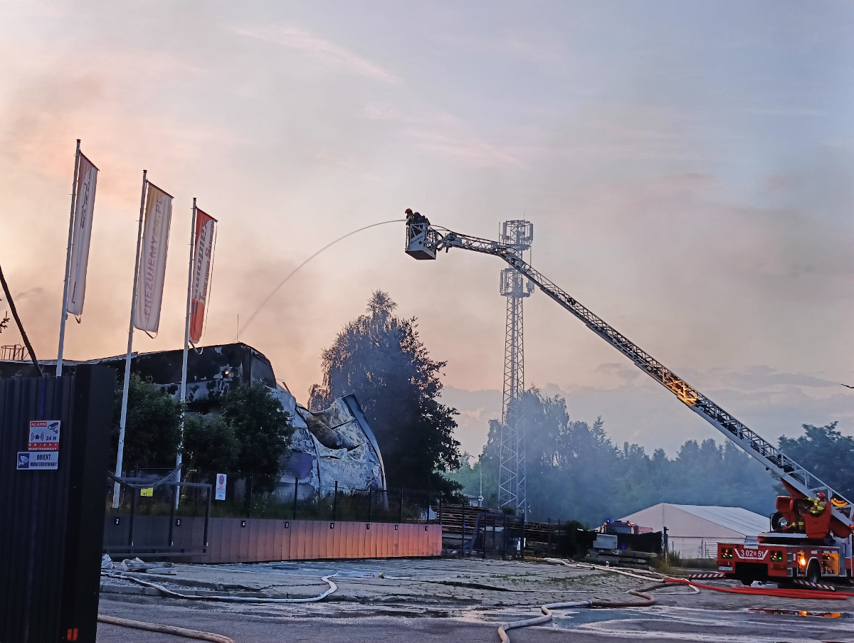 Pożar w hali produkcyjnej – służby kryzysowe zabezpieczyły sytuację w Siemianowicach