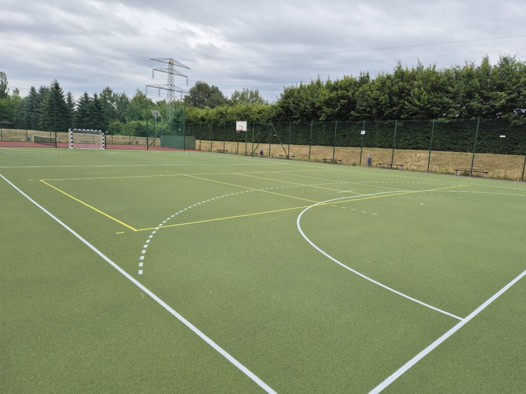 Zakończyła się modernizacja boiska na Bańgowie – nowa nawierzchnia i sprzęt