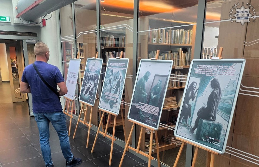 "Zatrudnieni w NieWolę" – wystawa w Tyskiej Mediatece edukuje o handlu ludźmi