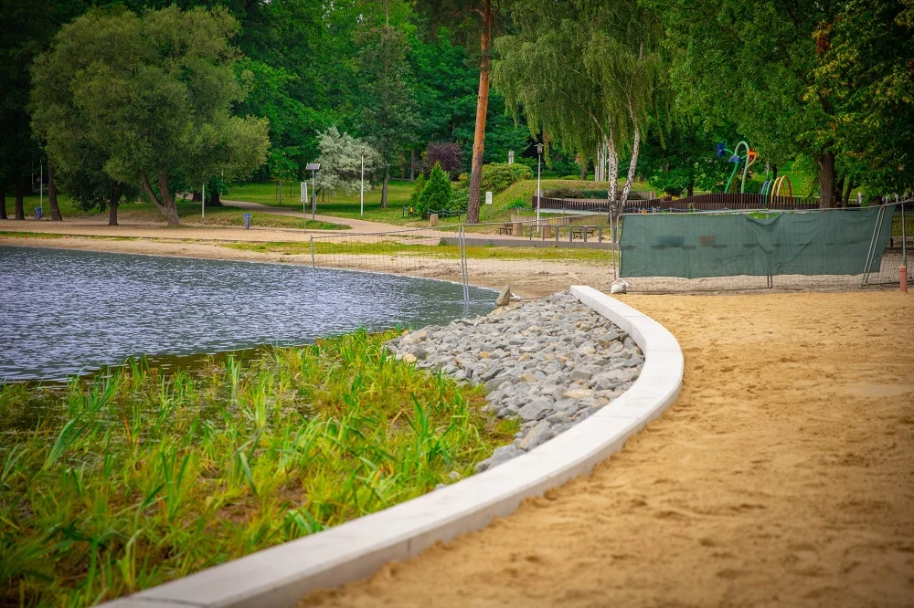 Paprocany z nową linią brzegową – plaża wschodnia zyskała bezpieczne wykończenie