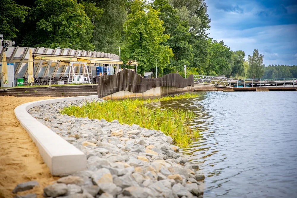 Paprocany z nową linią brzegową – plaża wschodnia zyskała bezpieczne wykończenie