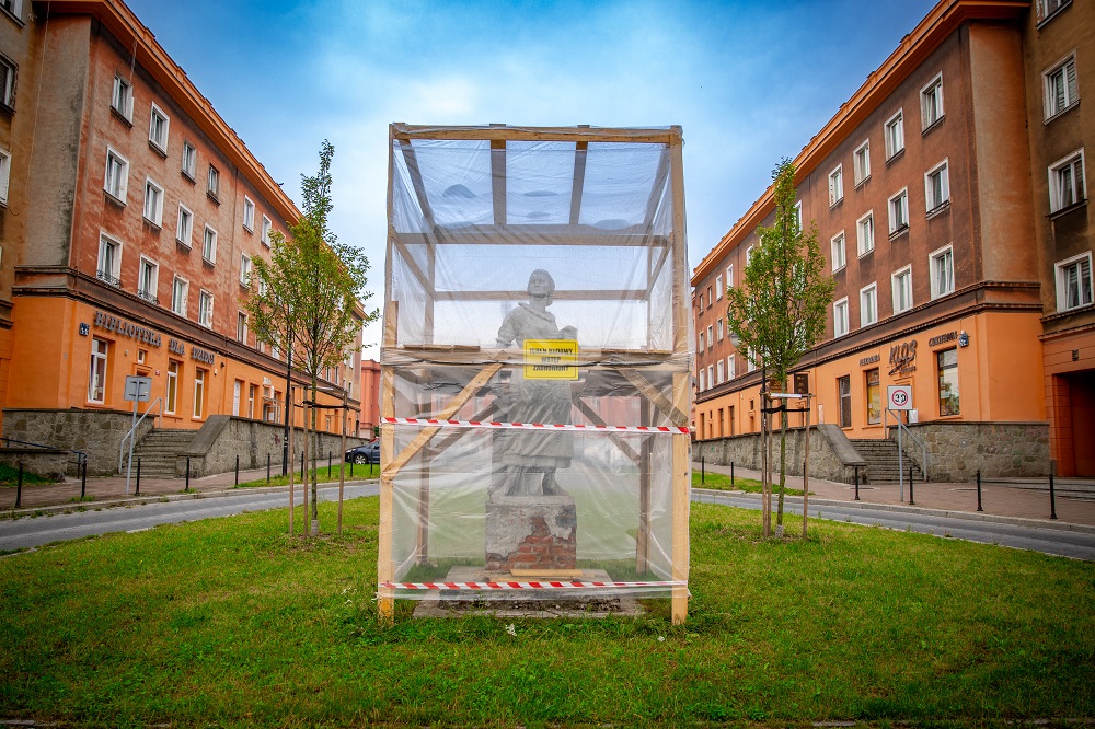 Rozpoczęto prace konserwatorskie nad rzeźbą „Murarka” na osiedlu A