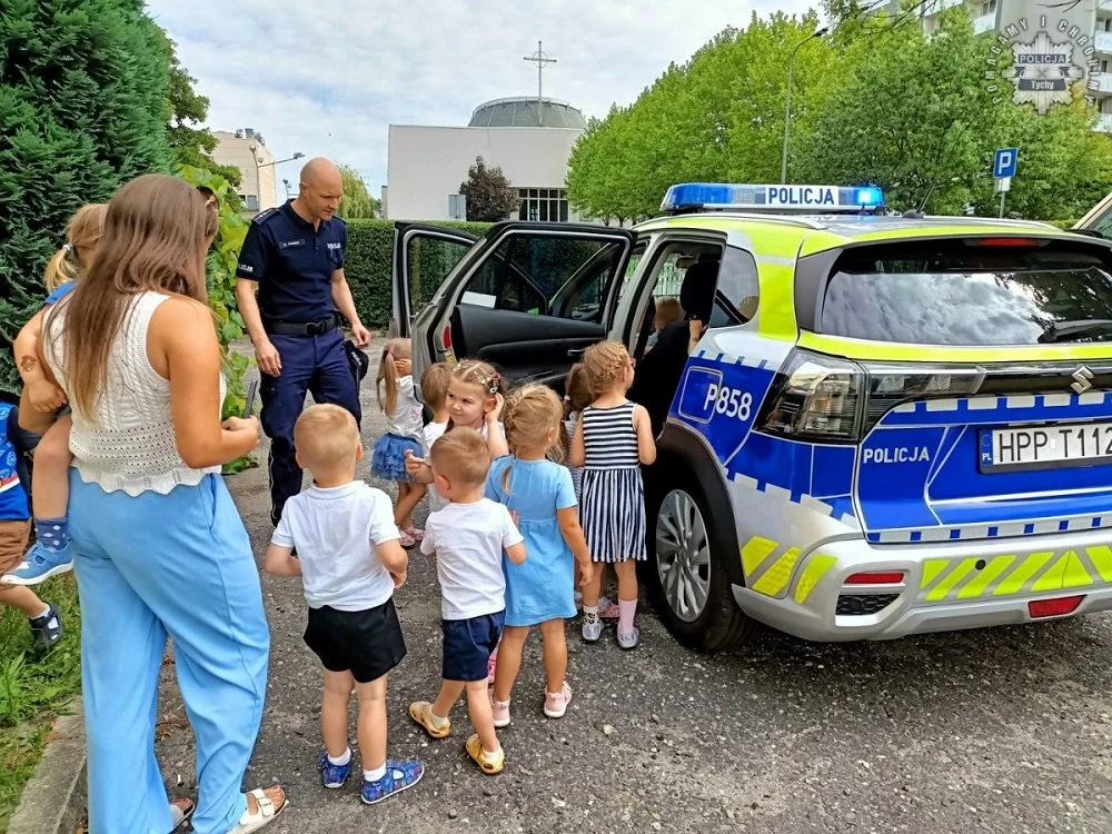 Tyscy policjanci edukują dzieci i młodzież o bezpieczeństwie podczas wakacji