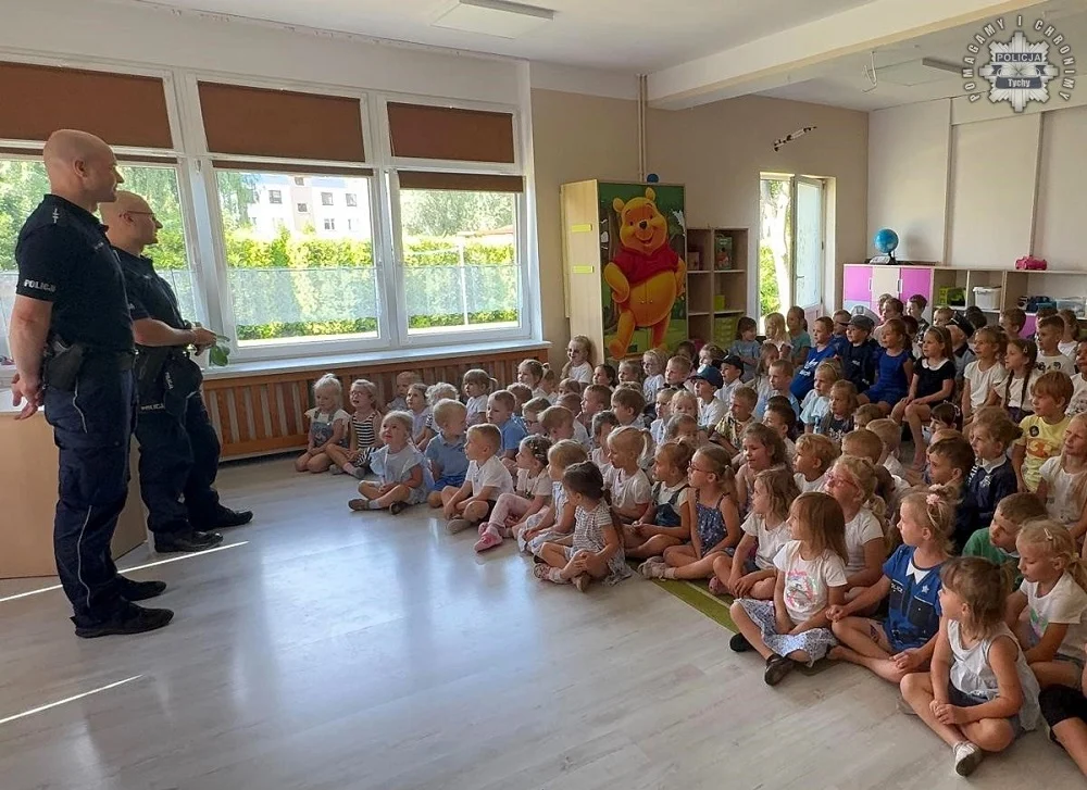 Tyscy policjanci edukują dzieci i młodzież o bezpieczeństwie podczas wakacji