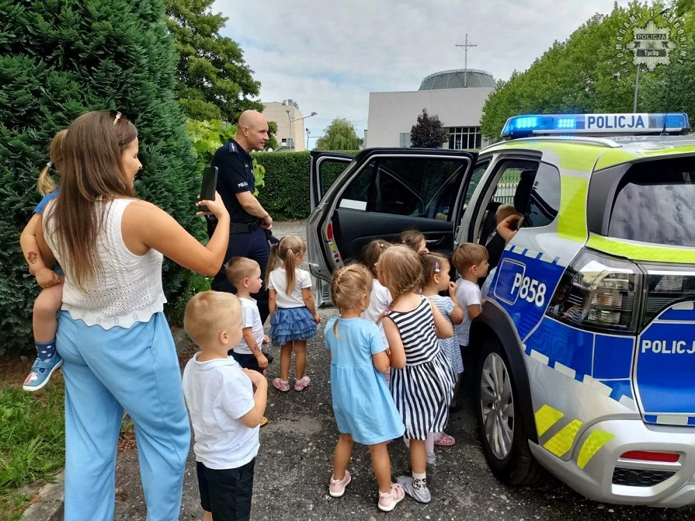 Tyscy policjanci edukują dzieci i młodzież o bezpieczeństwie podczas wakacji